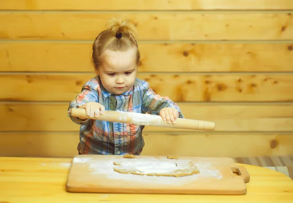 Cuocere bambino carino con pasta, farina e mattarello di legno — Foto Stock