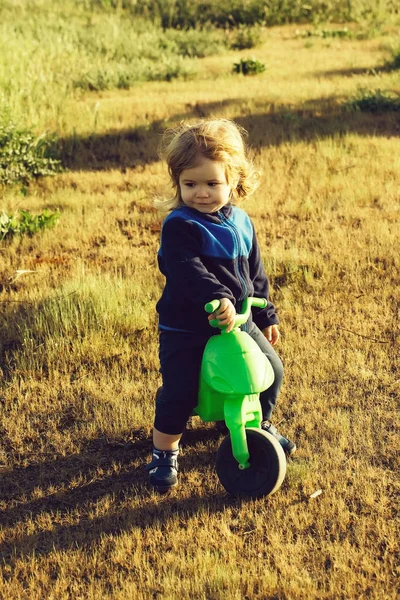 Kleine jongen op speelgoed fiets — Stockfoto