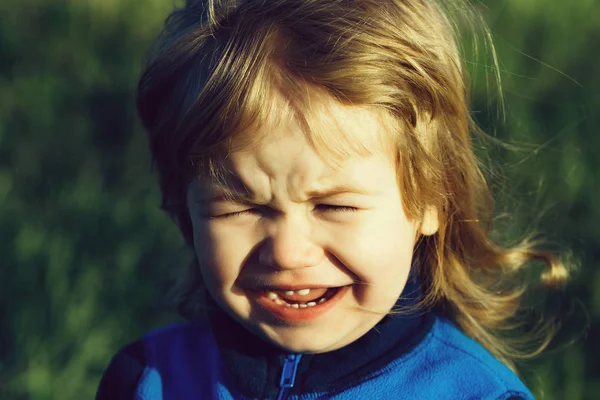 Niño pequeño con cara emocional —  Fotos de Stock