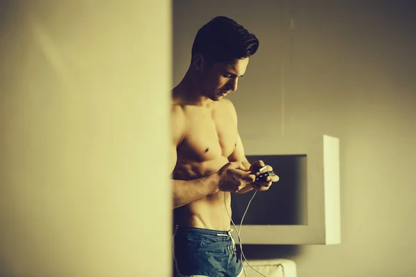 Muscular man with mobile phone — Stock Photo, Image