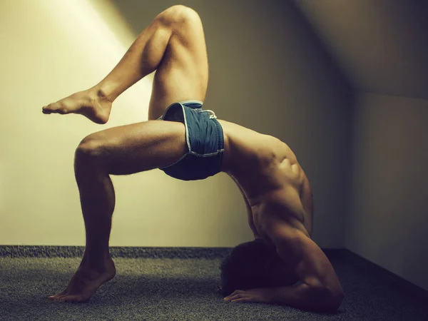 М'язова йога чоловік у позиції мосту — стокове фото