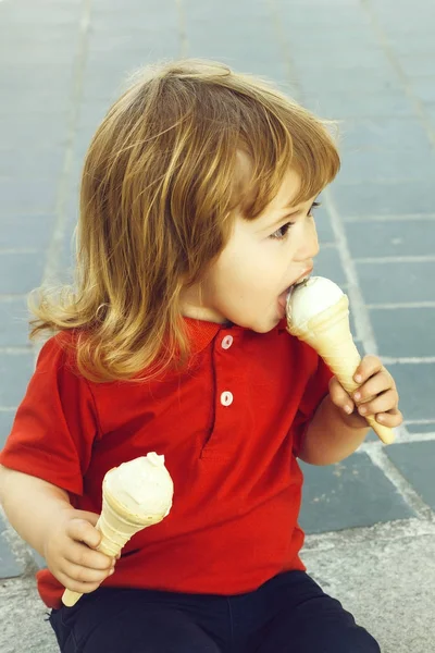 Menino pequeno comer sorvete — Fotografia de Stock