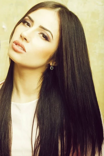 Jolie femme sexy visage avec maquillage à la mode et les cheveux longs — Photo