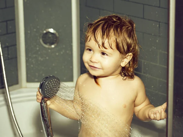 Malý chlapeček ve sprše — Stock fotografie