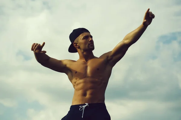 Сексуальный мускулистый мужчина на фоне неба — стоковое фото