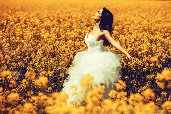 Vackra bröllop flicka i orange fältet blommor — Stockfoto