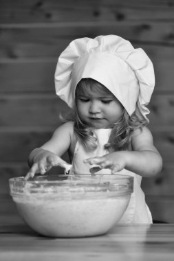 Mutlu çocuk hamur yoğurur