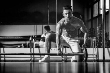 Barbell ile kas adam