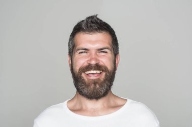 Adam uzun sakal ve bıyık.