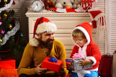 Noel Baba çocuk, sakallı adam, Noel ağacı.