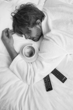 sakallı adam yatakta uzaktan kumandalı