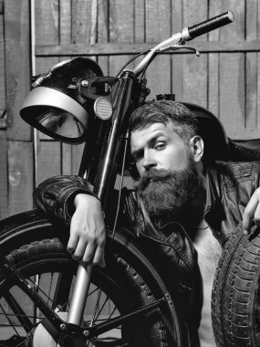 Sakallı adam hipster motorcu