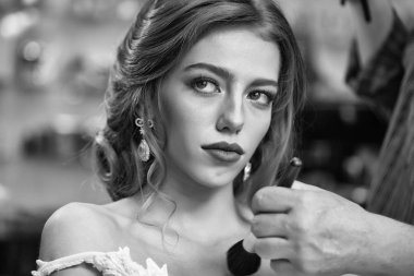 Güzel kız makyaj yapma