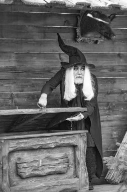 Ahşap göğüs veya gövde kutusunun yakınında bulunan eski Sihirbazı