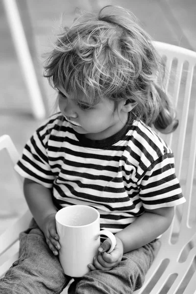 Niño bebe taza de leche —  Fotos de Stock