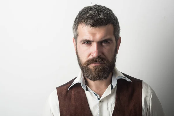 Homem com longa barba no rosto sério — Fotografia de Stock