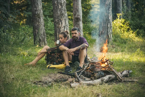 Verliebte Paare entspannen am Lagerfeuer im Wald — Stockfoto