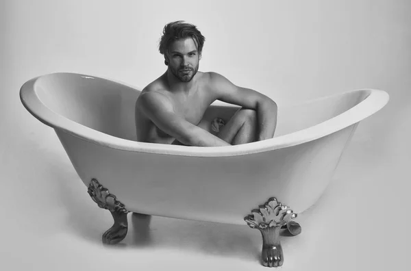 Frumos om gol stând în baie — Fotografie, imagine de stoc
