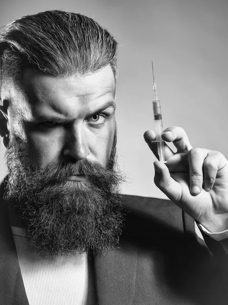 Homem barbudo com seringa — Fotografia de Stock