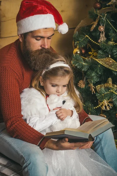 Noel Baba çocuk ve sakallı adam, Noel ağacı. — Stok fotoğraf