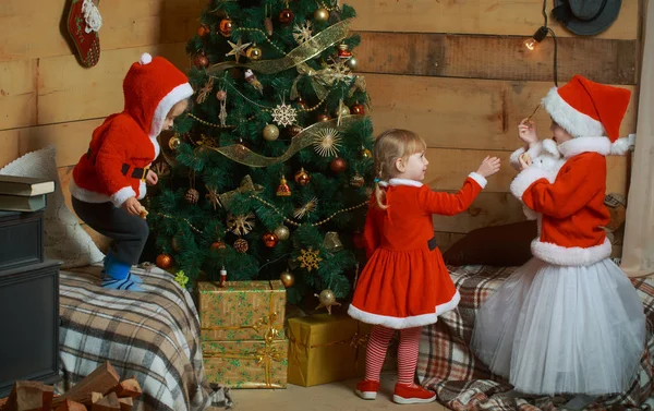 Natal crianças felizes em chapéu vermelho . — Fotografia de Stock