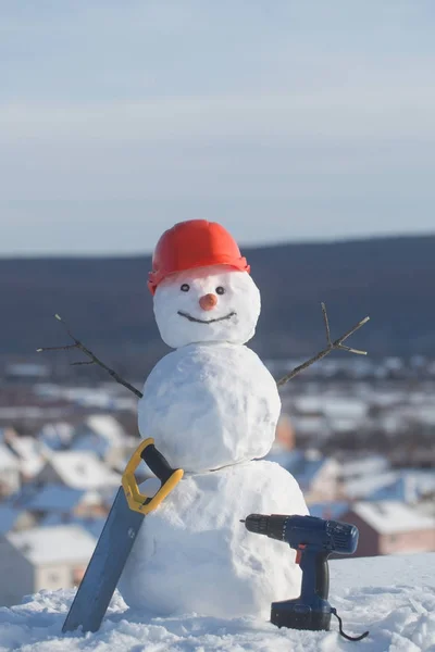 Nouvel an bonhomme de neige de neige avec scie et tournevis — Photo