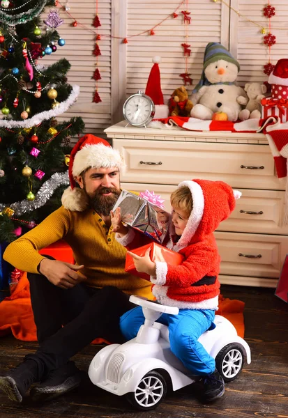 New year man and small boy on car. — Stock Photo, Image