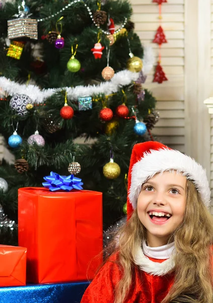 Christmas lyckligt barn med nuvarande box. — Stockfoto