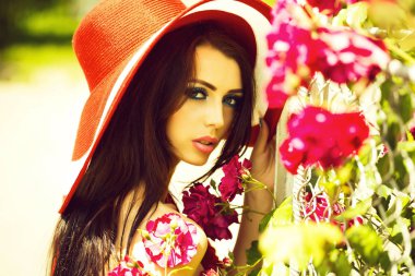 Gül desenli kırmızı şapkalı seksi kadın
