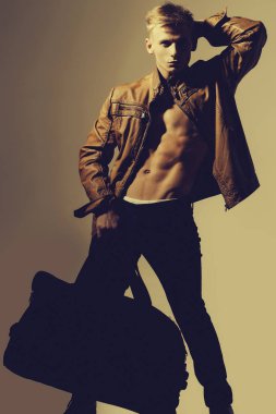 seksi vücut ile kas sakallı adam tutan büyük çanta, bavul