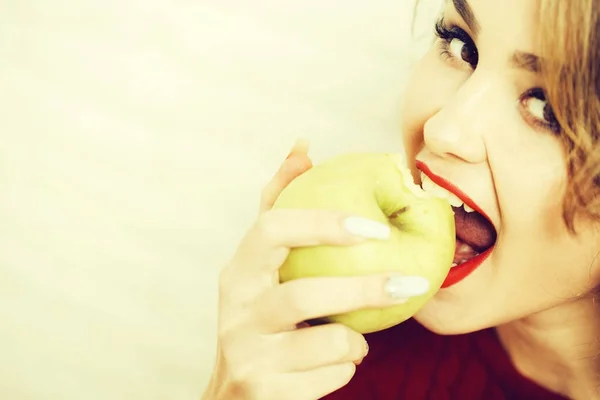 Sexig tjej äta grönt äpple — Stockfoto