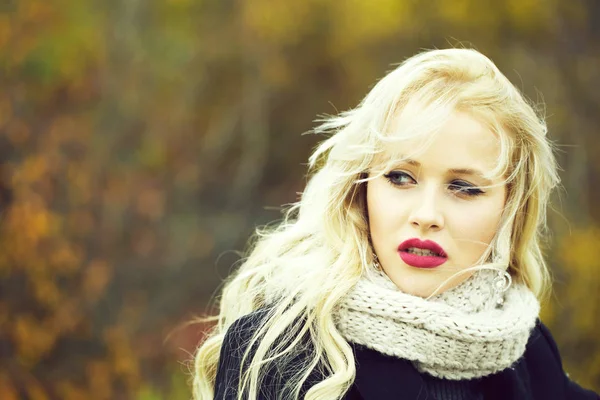 Sexy chica bonita con labios rojos —  Fotos de Stock