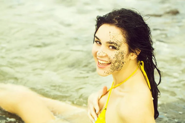 Menina muito feliz com areia no rosto sorridente no mar — Fotografia de Stock