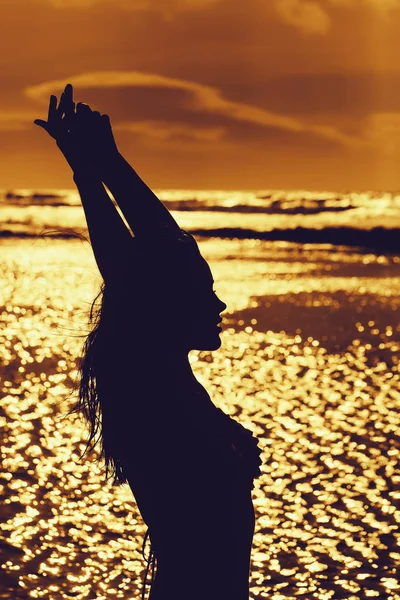 Silueta negra de chica bonita en la playa del mar por la noche — Foto de Stock