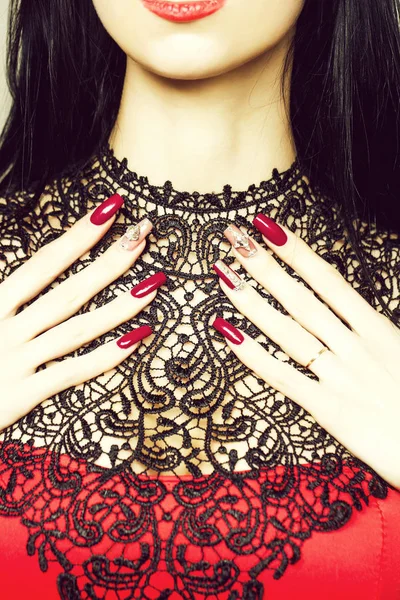 Γυναικεία χέρια με νύχι μανικιούρ — Φωτογραφία Αρχείου