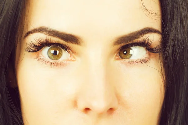 Occhi femminili pazzi con strabismo — Foto Stock