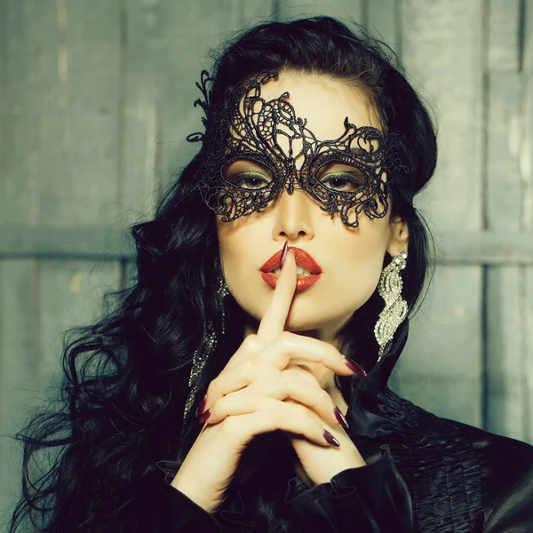 Sexig kvinna i spets mask — Stockfoto