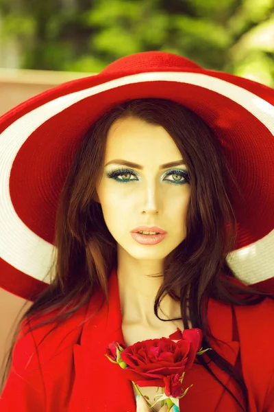 Sexy kobieta w czerwonym kapeluszu z różą — Zdjęcie stockowe