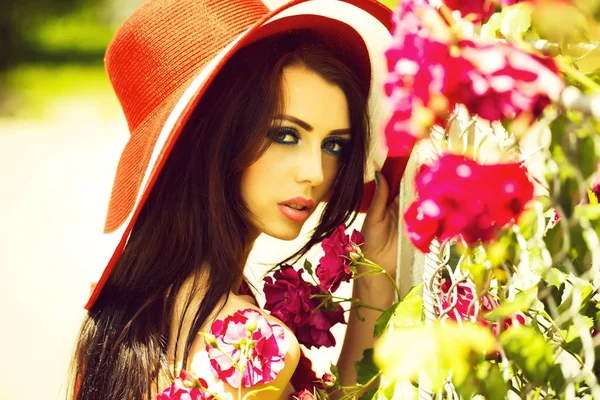 Gül desenli kırmızı şapkalı seksi kadın