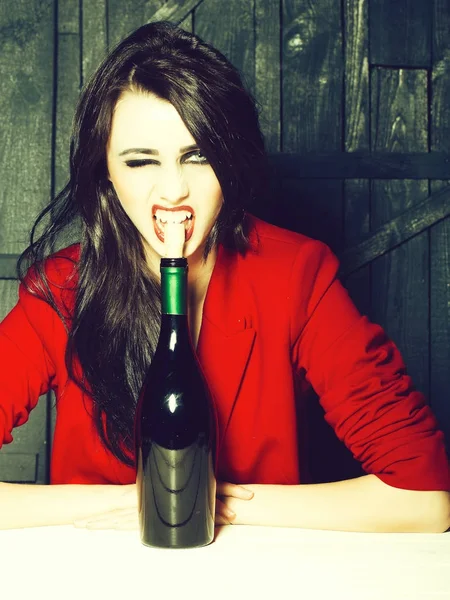 Woman opening wine bottle — Stock Photo, Image