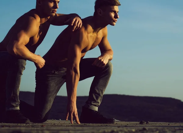 Knappe tweeling mannen of bodybuilders — Stockfoto
