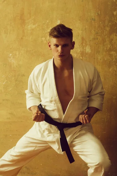 Karate hombre en un kimono — Foto de Stock