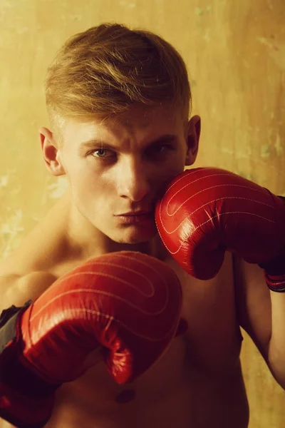 Luvas de boxe cor vermelha nas mãos do homem boxer — Fotografia de Stock