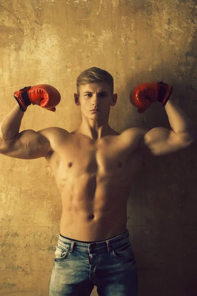 Esporte e combate, boxeador muscular em luvas de boxe vermelho — Fotografia de Stock