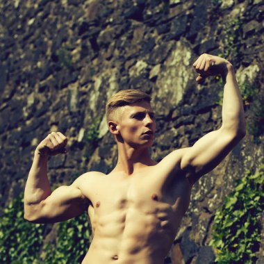 Kaslı vücut geliştirmeci açık poz