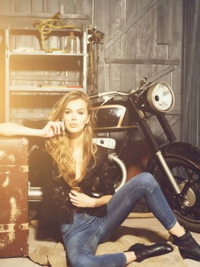 seksi kız motorcu bavul, Motosiklet ile tutun cep telefonu