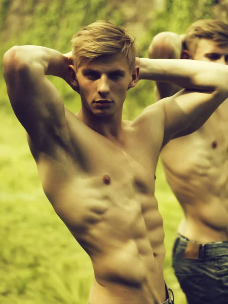 Musculat jongens poseren buiten — Stockfoto