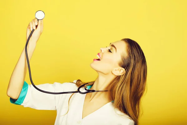 Läkare, lycklig kvinna ler med stetoskop i hand — Stockfoto