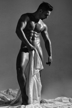 Yakışıklı, kaslı, seksi vücut geliştirici.