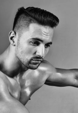 Yakışıklı adam veya kas maço